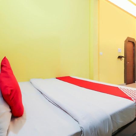 OYO 70394 Hotel Rajendra Khalilabad Buitenkant foto