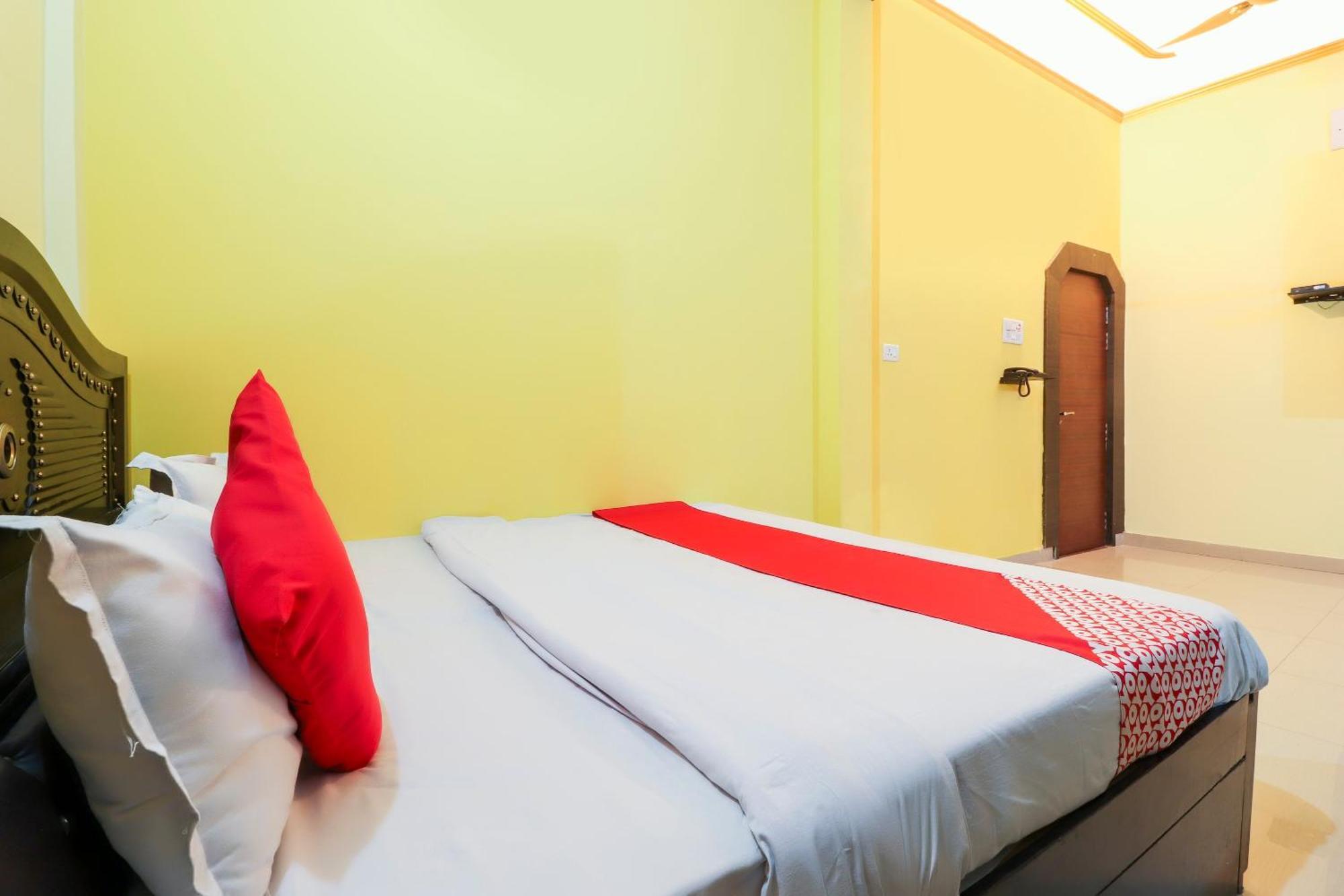 OYO 70394 Hotel Rajendra Khalilabad Buitenkant foto