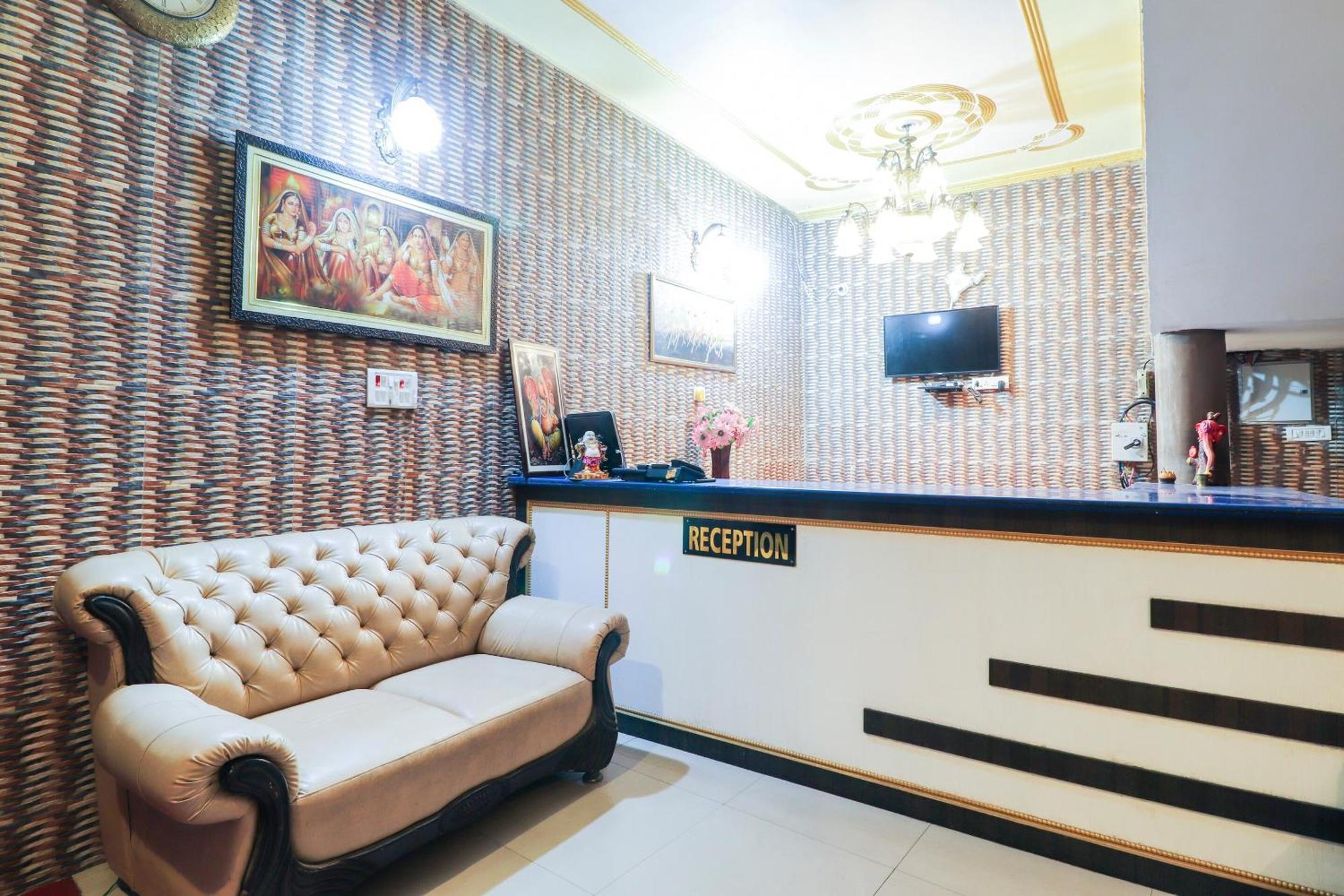 OYO 70394 Hotel Rajendra Khalilabad Buitenkant foto