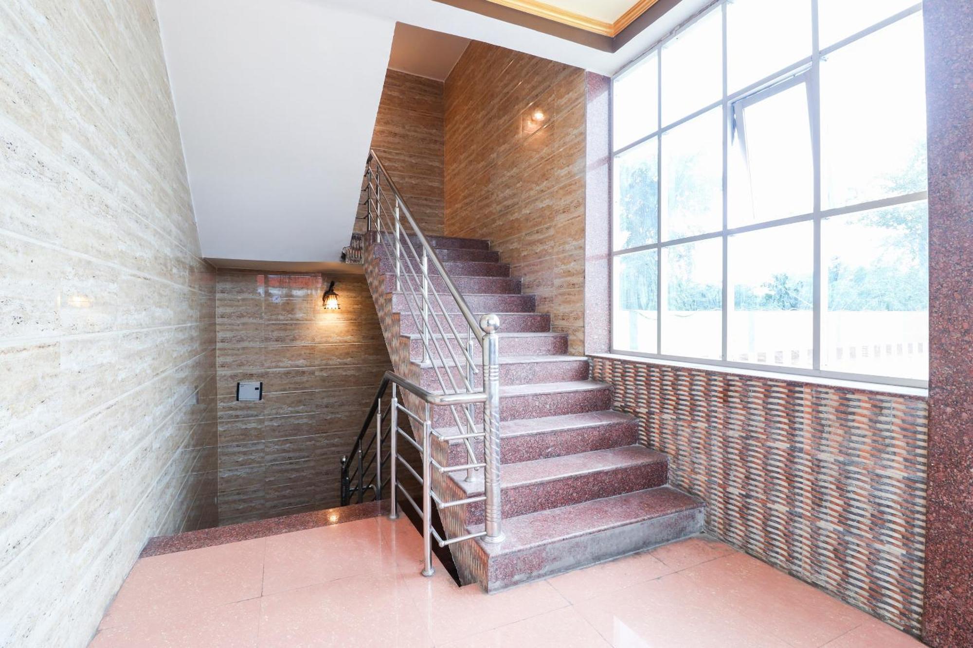 OYO 70394 Hotel Rajendra Khalilabad Buitenkant foto