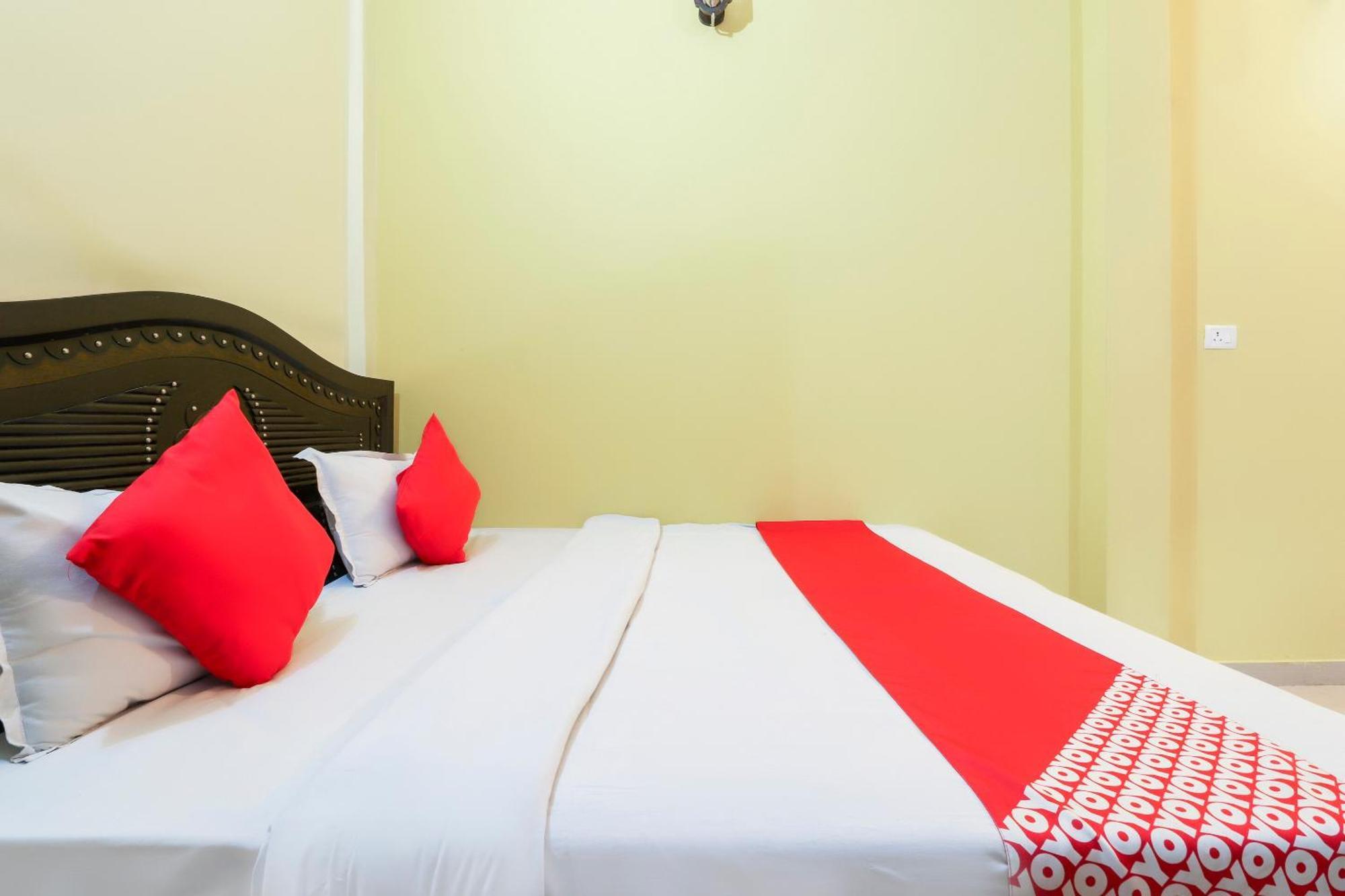 OYO 70394 Hotel Rajendra Khalilabad Buitenkant foto